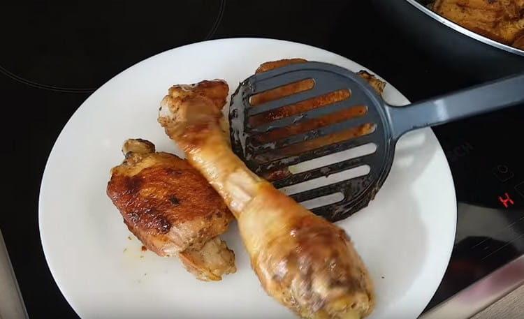 Canviar temporalment el pollastre de la cassola.