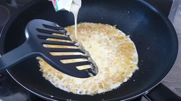 Afegiu la llet i la nata a la cassola.