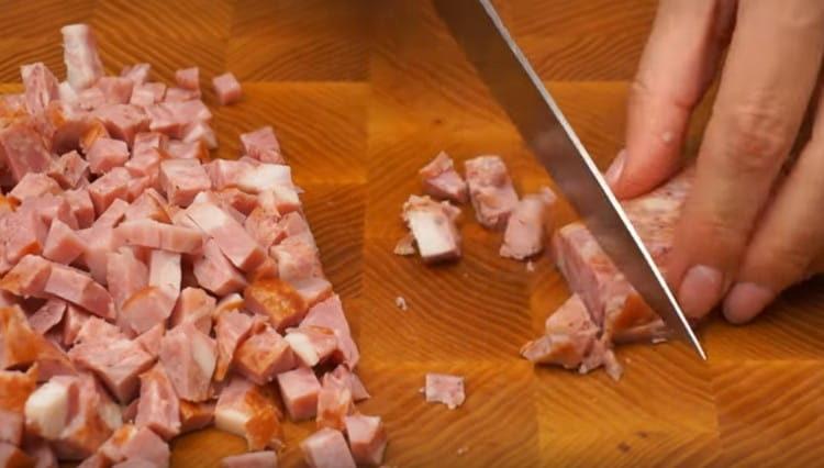 ouă fierte și cârnați.