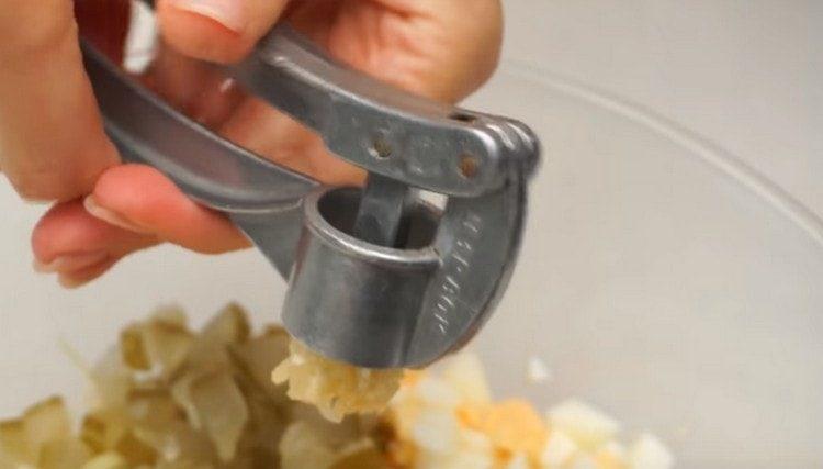 Strângeți usturoiul în umplutură.