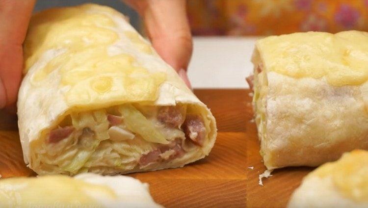 Se presară pâine pita cu brânză și se coace la cuptor, apoi se taie în porții.