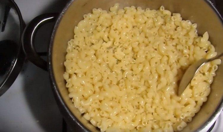 Pakuluan hanggang lutong pasta