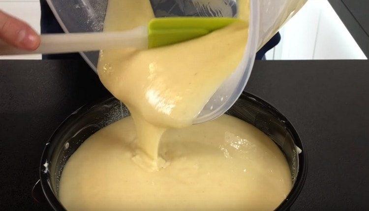 Despeje a massa em um molde e envie ao forno.