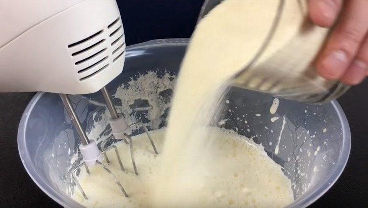 Introduzimos gradualmente a sêmola nos ingredientes líquidos.