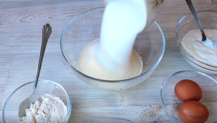 Se amestecă semolina cu zahărul.
