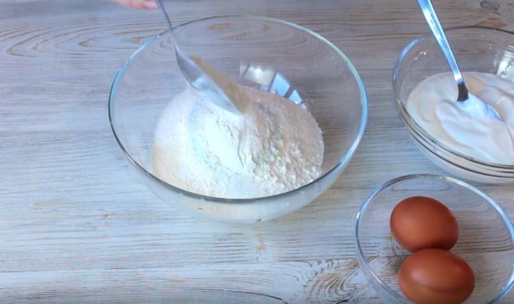 Adăugați făină în ingredientul uscat.