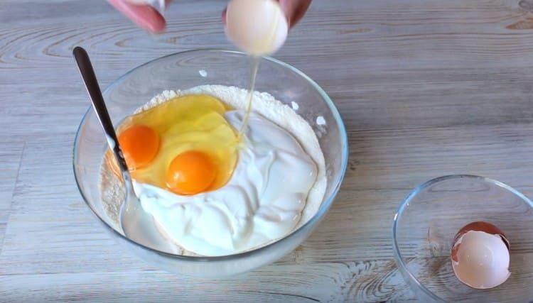 Apoi, adăugați smântână și două ouă.
