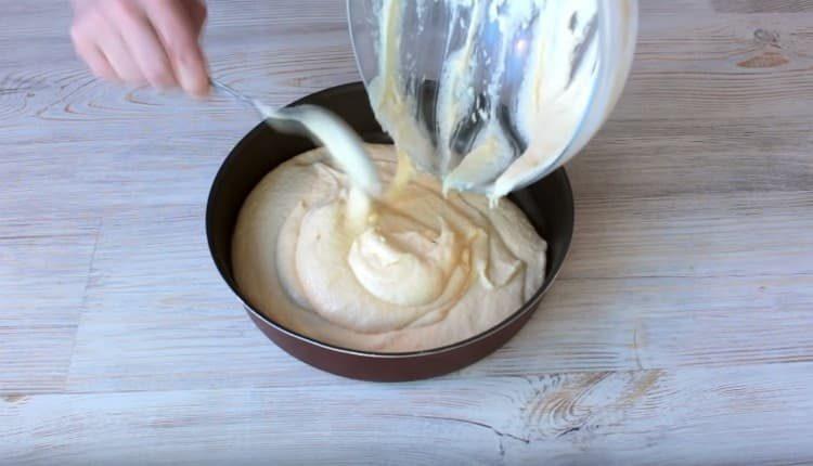 Turnați aluatul într-o formă unsă.