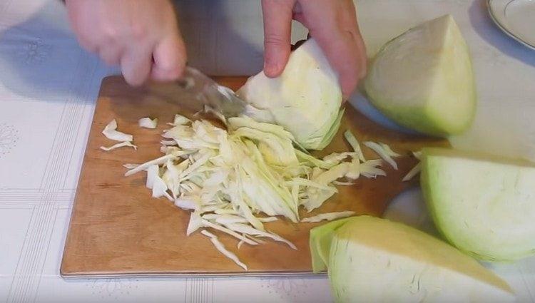 גרוס את הכרוב.