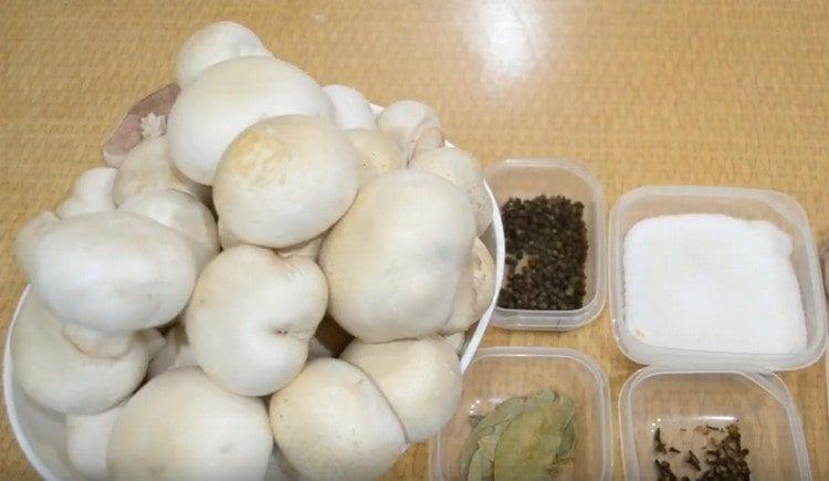 Изплакнете добре гъбите.