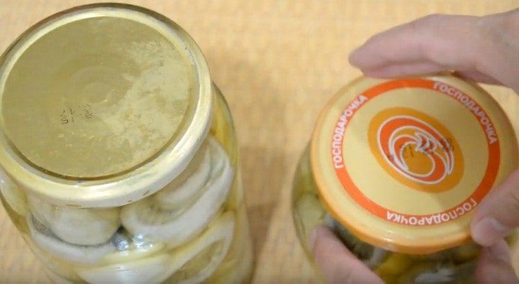 Според тази рецепта маринованите шампионки за зимата са много вкусни и ароматни.