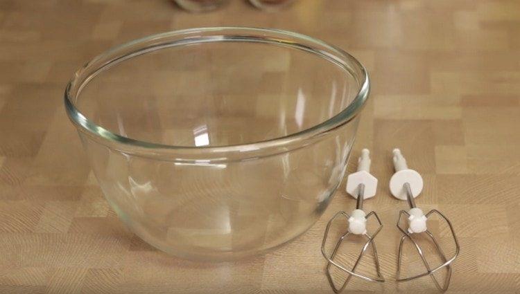 En skål för vispande proteinfett med citronsaft.