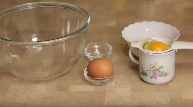 Ska försiktigt de vita från äggulorna.