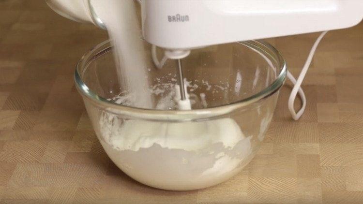 Sätt långsamt in socker i proteinmassan.