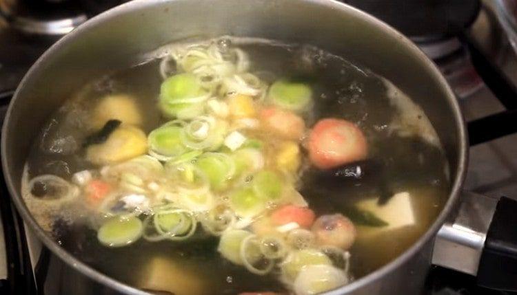 Añadir algas, puerro.