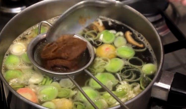 En una sopa casi lista, disuelva la pasta de miso.
