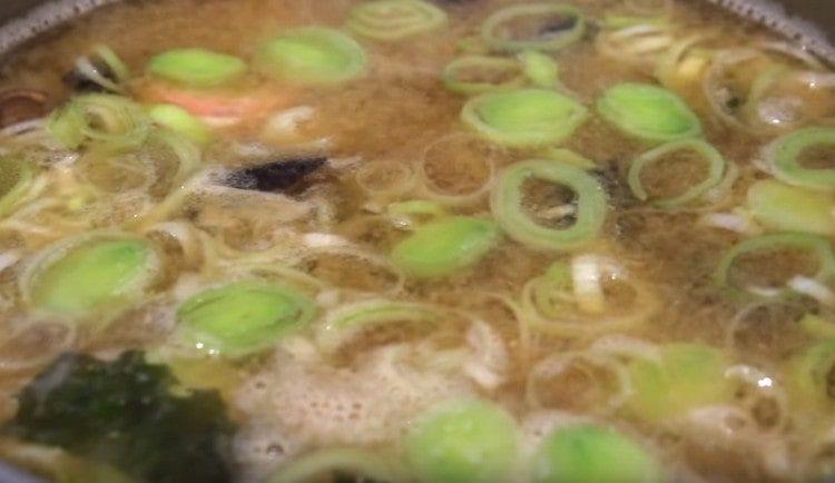 Cocine la sopa por unos minutos más.