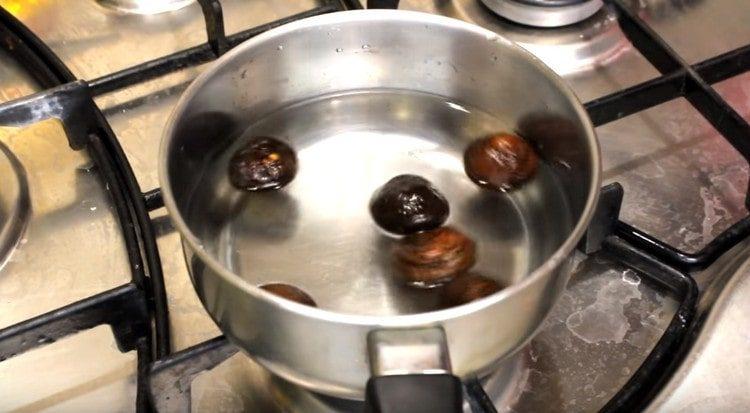 Ponemos hongos shiitake para cocinar.