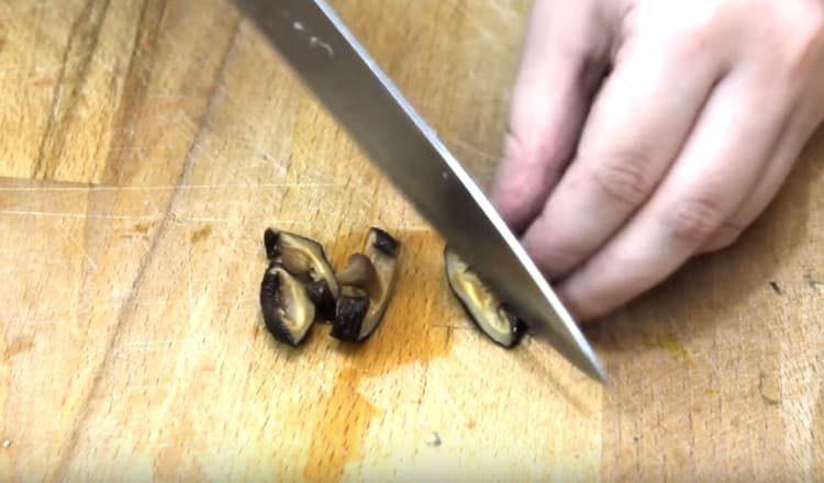 Cortar los champiñones hervidos.