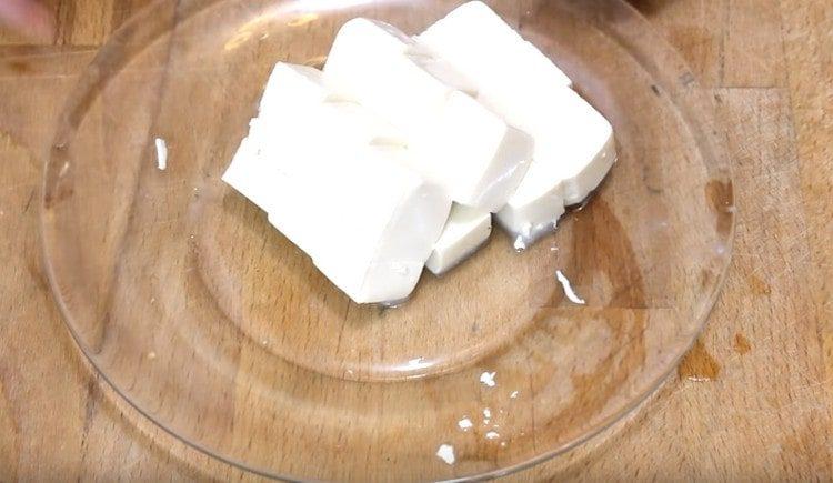 Cortar en dados el queso de tofu.