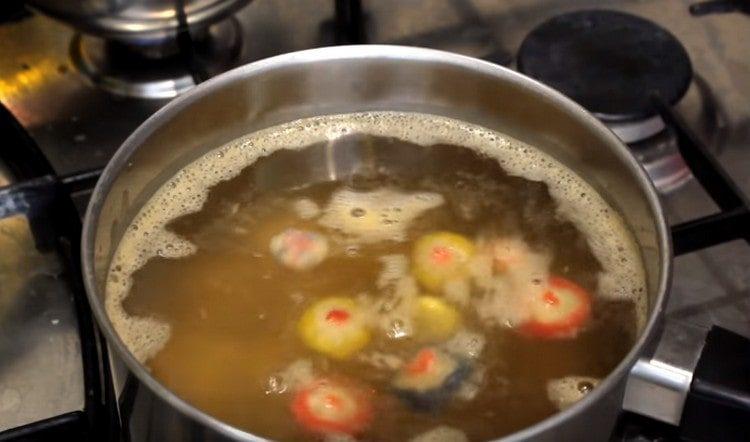 pon fu, queso de tofu en agua hirviendo.