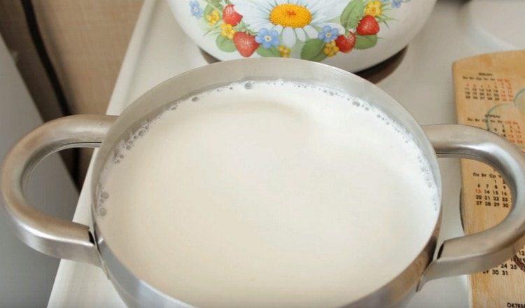 Dalhin ang gatas sa isang pigsa.