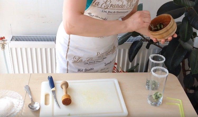 Vi delar upp den resulterande massan lika och lägger dem i glas.