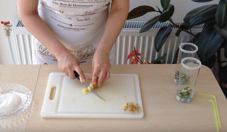 Skär ingefära roten i tunna cirklar.