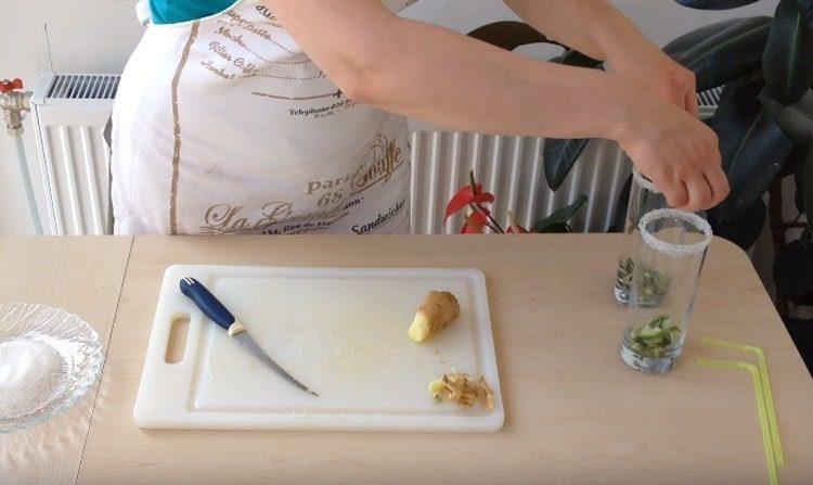 I varje glas sprider vi två cirklar ingefära.