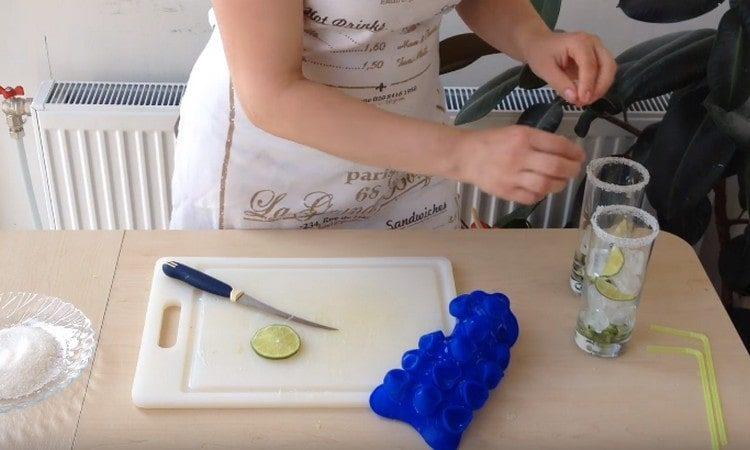 Lägg is och skivad kalk i glas