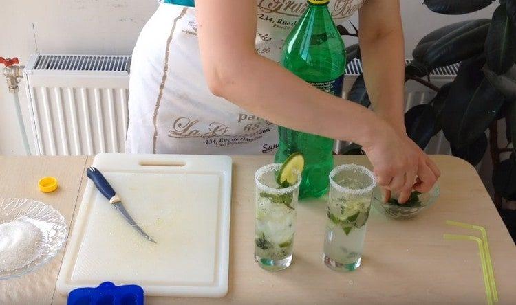 Pynt med mynt- och limeskivor.