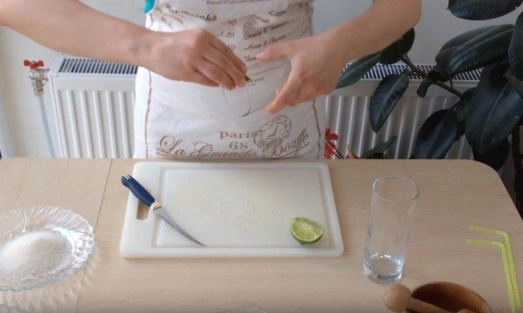 Glasets kanter för servering av mojito gnugga med kalk.