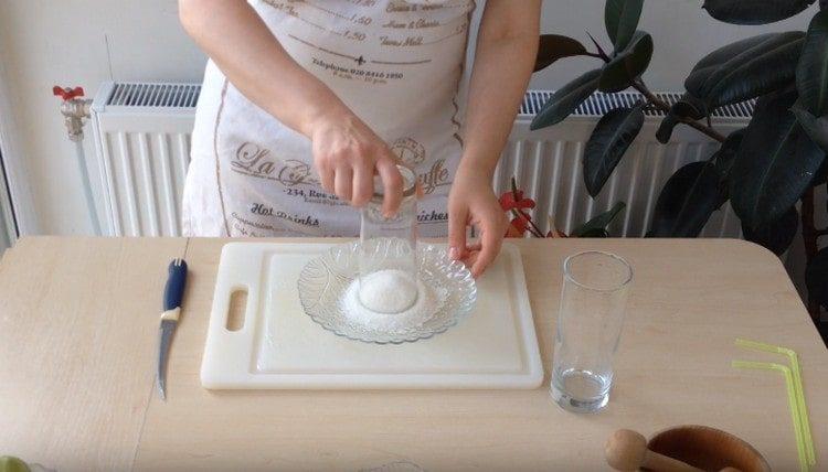 Doppa kanterna på glaset i socker.