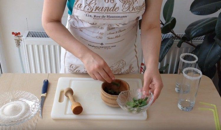 Sprid de tvättade bladens mynta i murbruk.