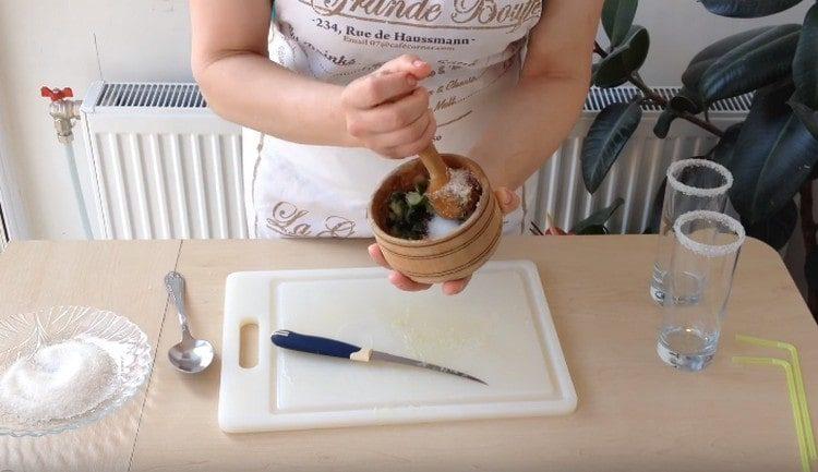 Tillsätt socker och slip igen.