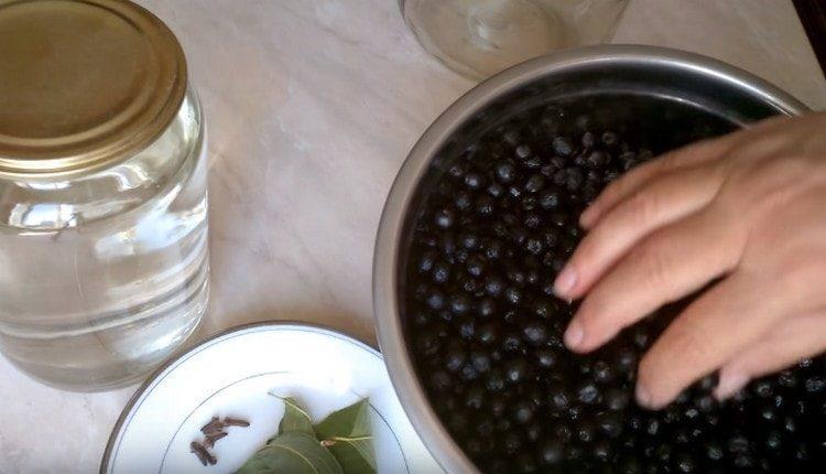 Плодовете на роуън се измиват и сортират.