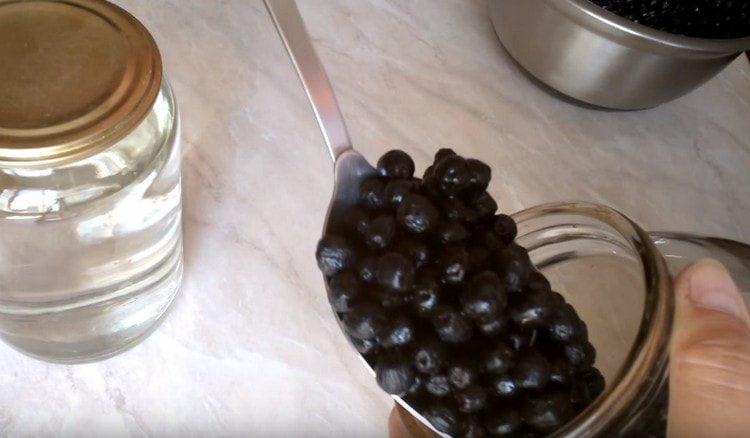 заспиваме в буркан с плодове.