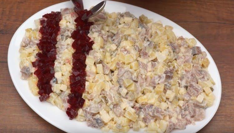 pune sfecla în caneluri pe salată.