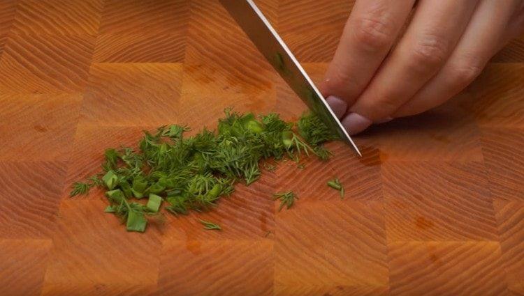 Se macină ceapa verde și mărarul.