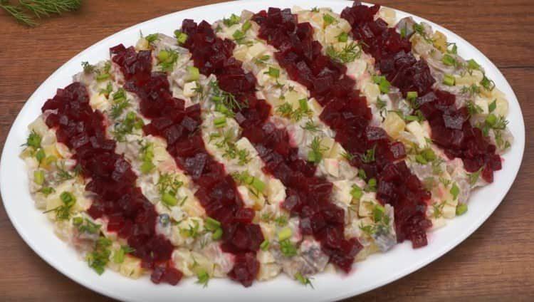 Decorăm salata de Anul Nou cu verdeață.