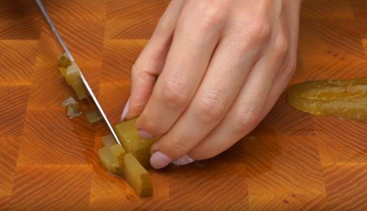 castraveți murati cu zaruri.