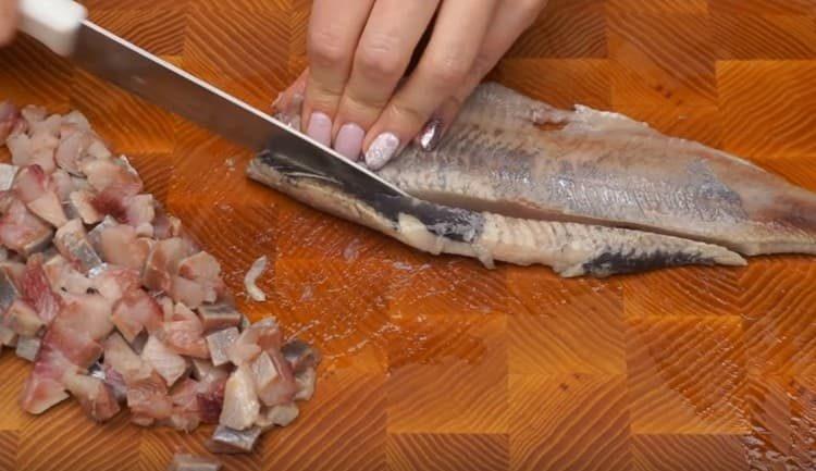 Tăiați heringul.