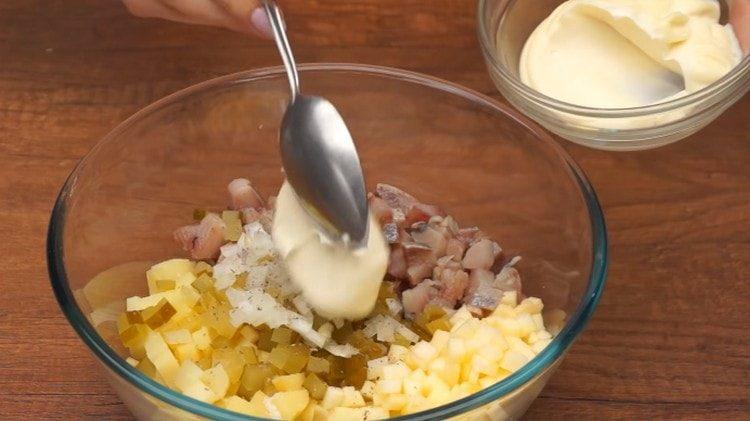 Sare, piper, pansament salată cu maioneză.