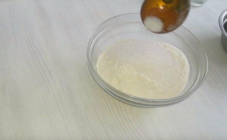 Se adaugă sare și zahăr în făină.