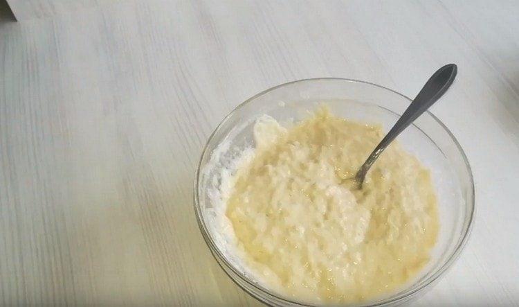 Adăugați apă și amestecați aluatul.