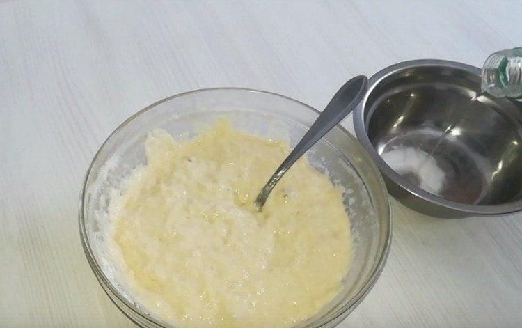 Stingem oțetul cu sifon și adăugăm la aluat.