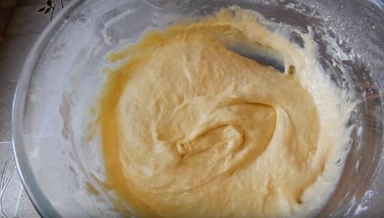 Frământați aluatul și lăsați-l să stea o jumătate de oră.