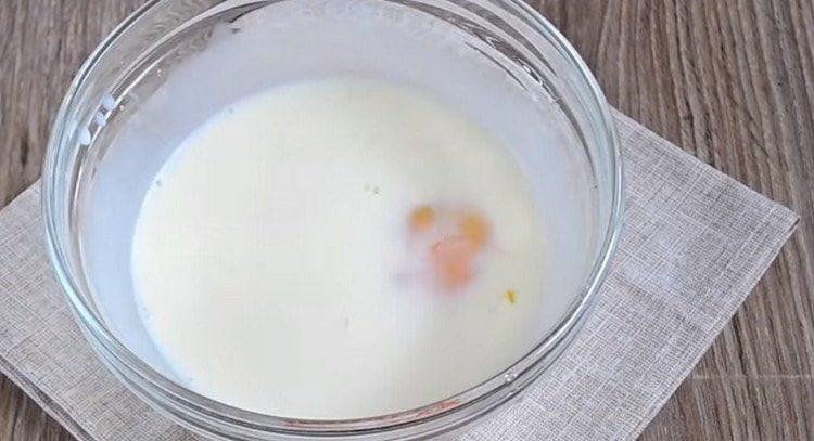 tuang susu ke dalam mangkuk, tambah telur.