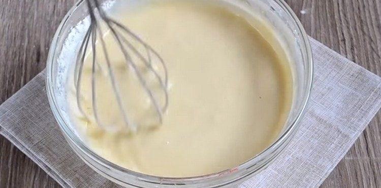 Masukkan tepung dan aduk adunan.