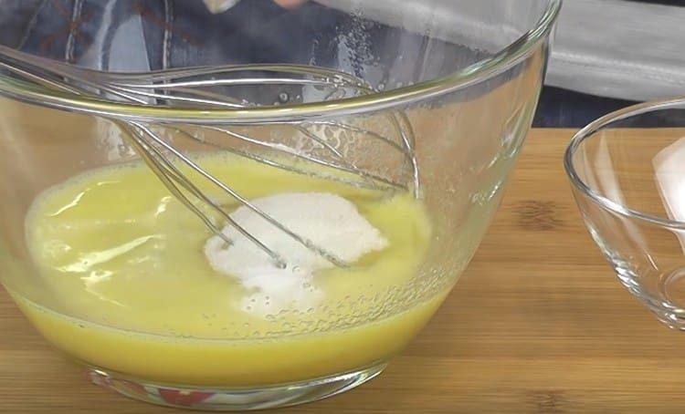 Adăugați zahăr, sare, sifon.